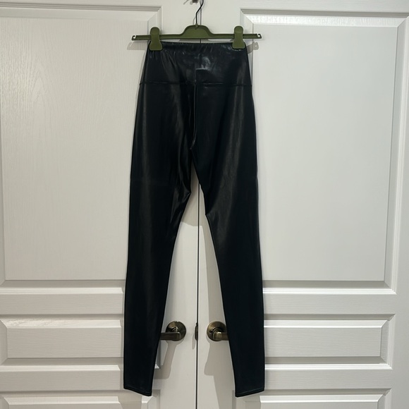 Wilfred Free black Daria Leggings.  Full length. - Picture 3 of 12